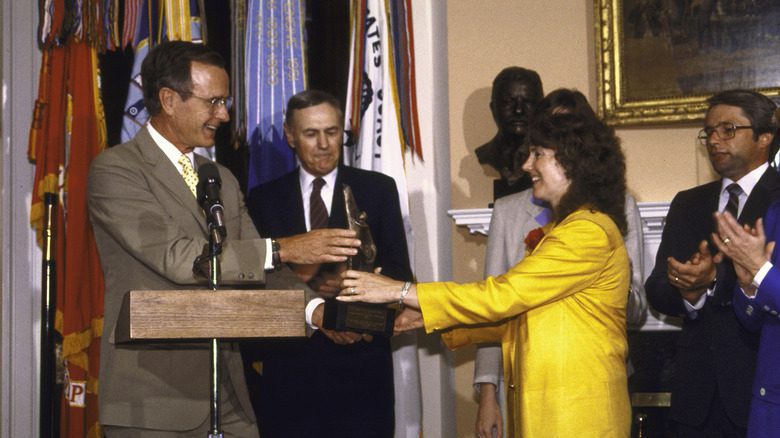 christa mcauliffe et george bush lors d'une cérémonie de remise de prix