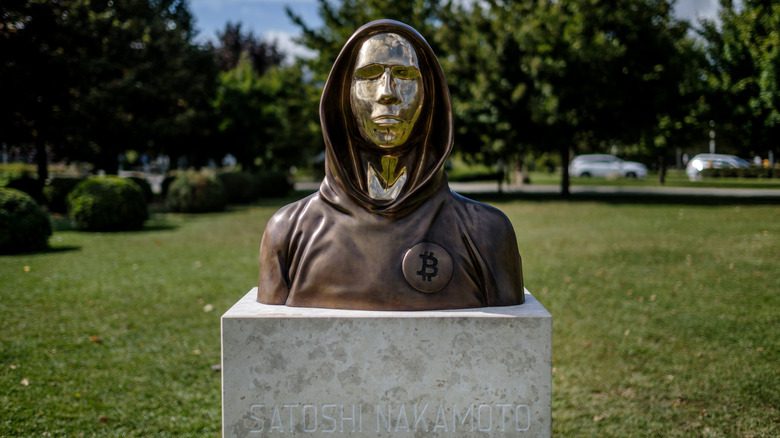 Un monument dédié à Satoshi Nakamoto à Budapest, Hongrie