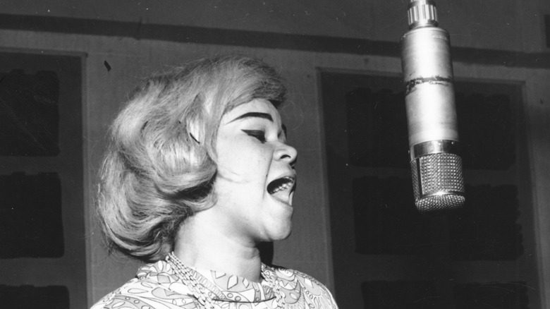 Photographie en noir et blanc d'Etta James chantant en 1967