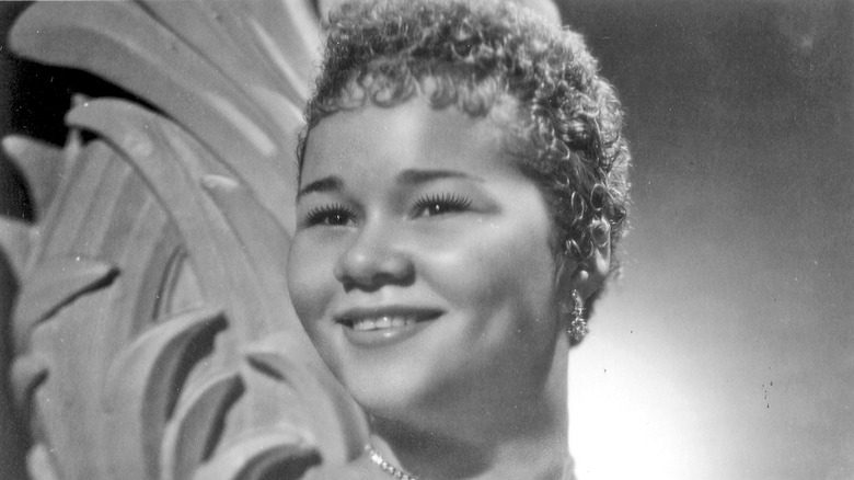 Photo en noir et blanc d'Etta James souriante