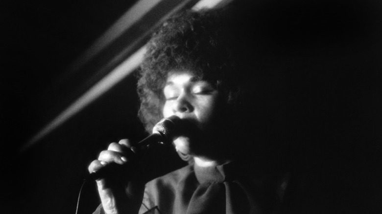 Etta James chantant photo en noir et blanc