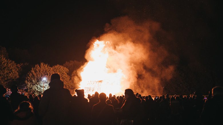 Foule lors de la nuit des feux de joie de Guy Fawkes