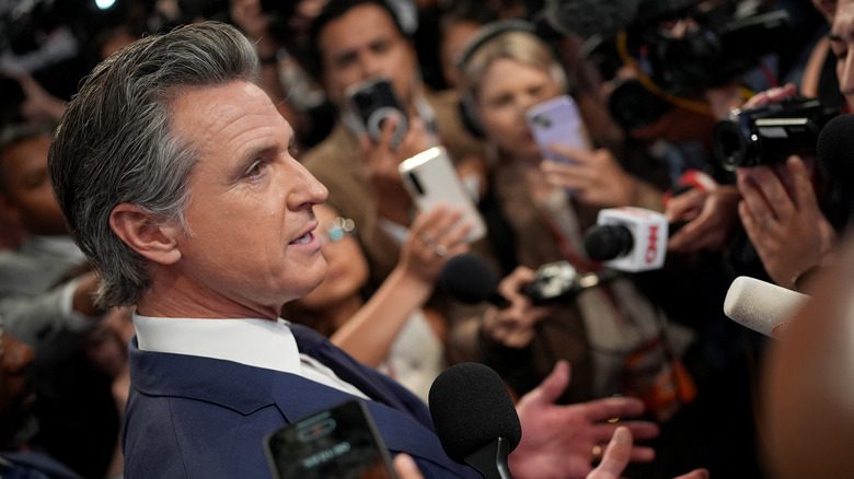 Gavin Newsom s'adressant aux journalistes