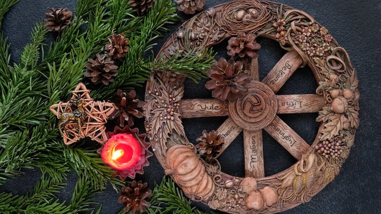 Articles sur l'autel de Yule des sorcières