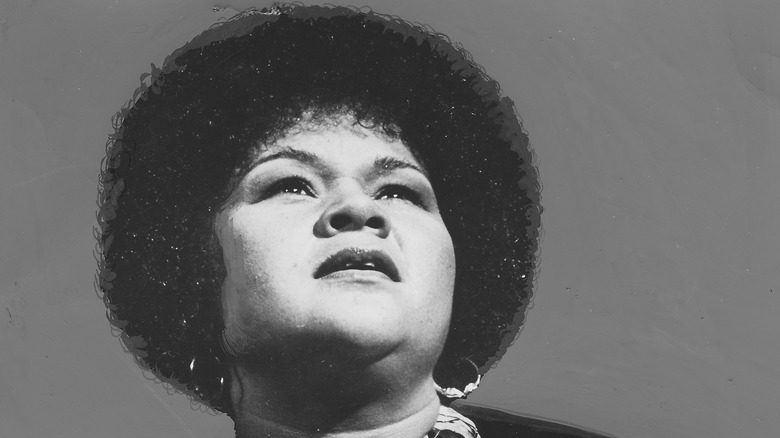 Etta James qui regarde vers le haut