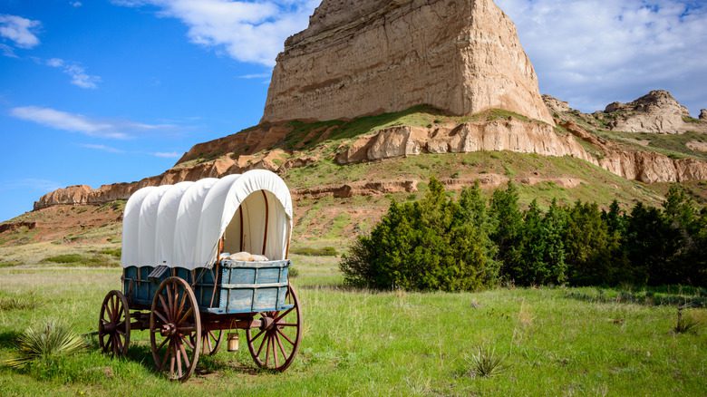 Wagon couvert vide en extérieur sur une mesa