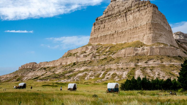 Wagons couverts circulant le long de la piste de l'Oregon