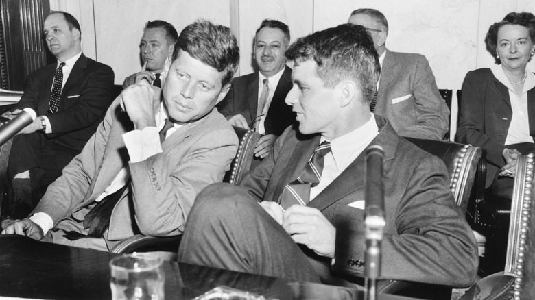 John et Robert Kennedy lors d'une audience au comité