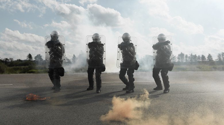 Policiers anti-émeute tenant des boucliers