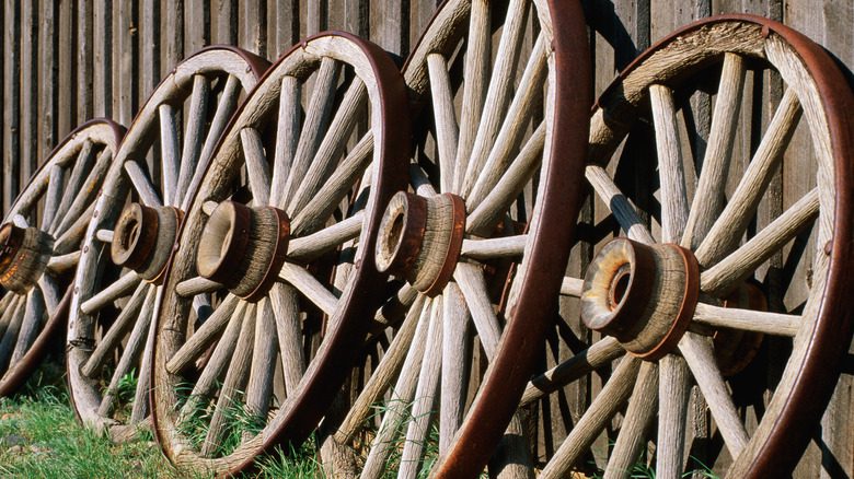 roues de charrettes anciennes