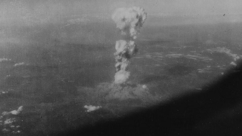 Cloud de bombe au-dessus d'Hiroshima, 1945