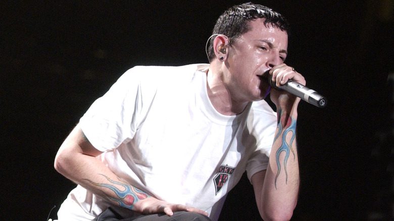 Chester Bennington chantant avec des cheveux noirs