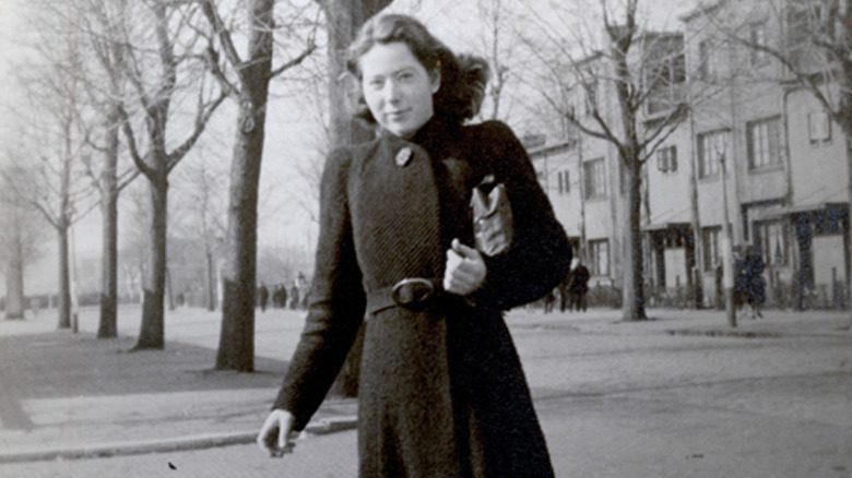 Hannie Schaft portant un sac