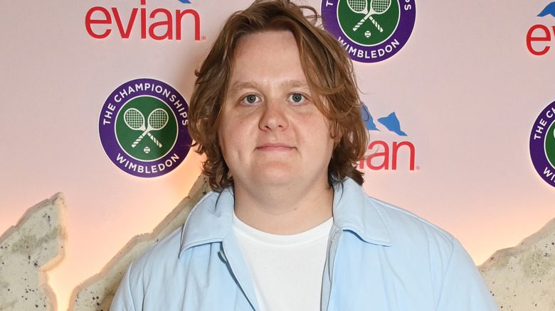 Lewis Capaldi posant à un événement