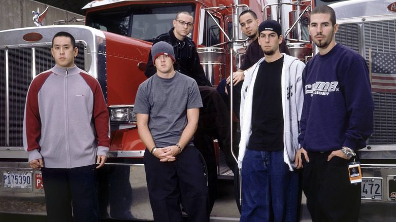 Linkin Park posant devant deux camions