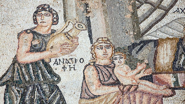 mosaïque femmes romaines anciennes et enfant